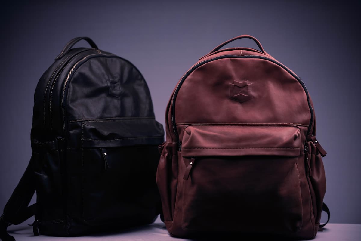 Uma mochila preta e uma mochila vermelha.
